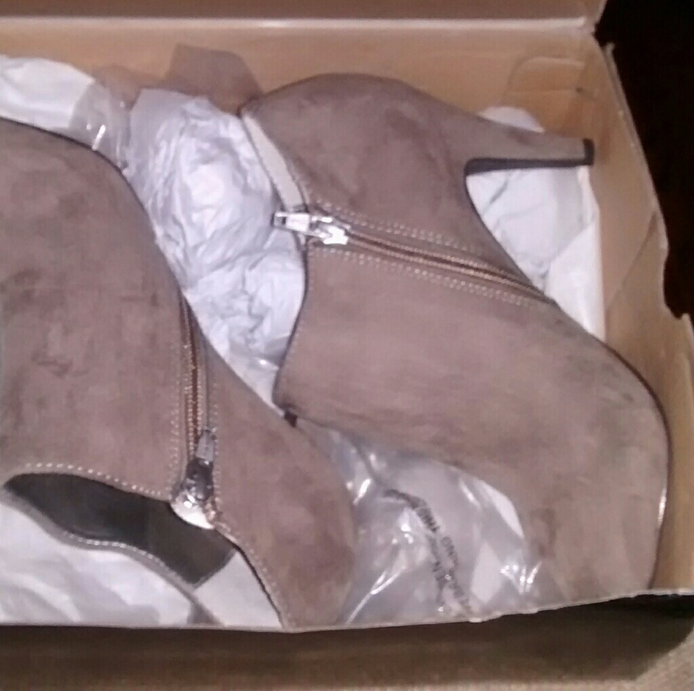 Suede leather boots, never worn